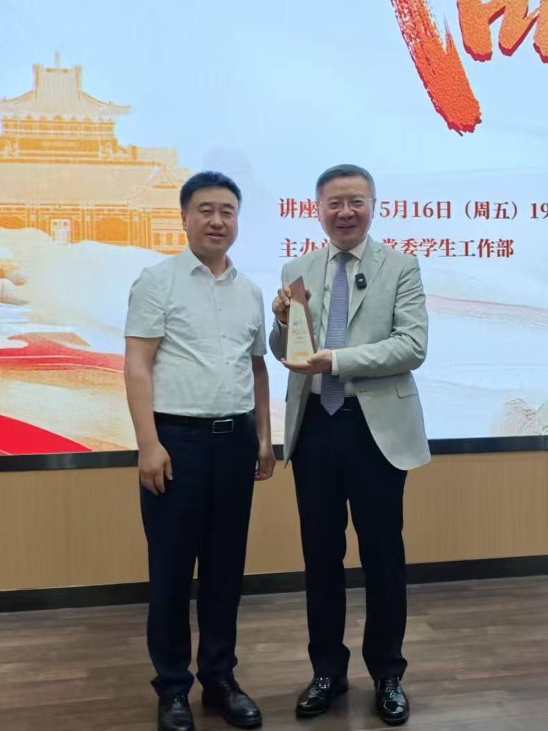 张维为教授在武汉大学开讲 谈“百年变局与大国博弈”